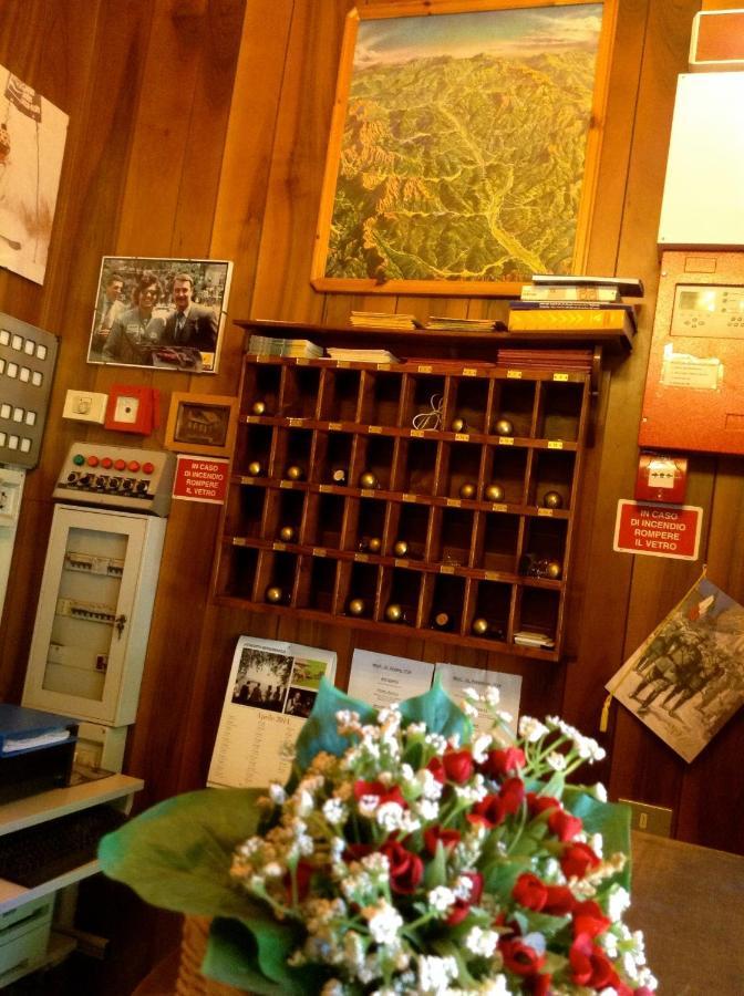 Albergo Ristorante Da Carlino Castelnuovo di Garfagnana Exterior photo